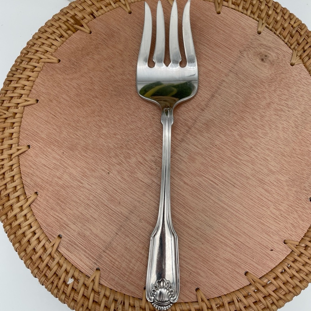 Oneida Shell Pattern Serving Fork—pre owned - Picture 3 of 11